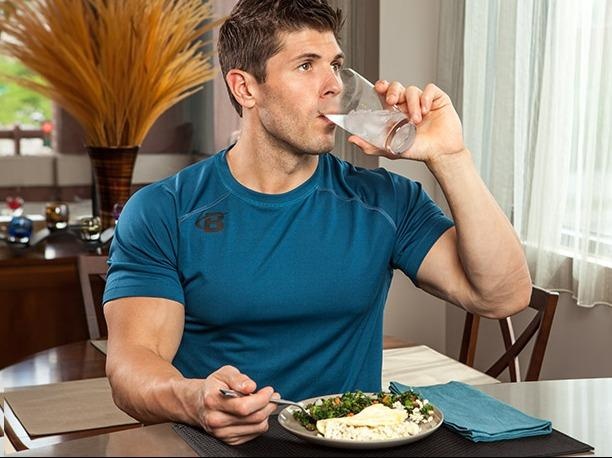 Co nen uong nuoc trong khi an? hinh anh