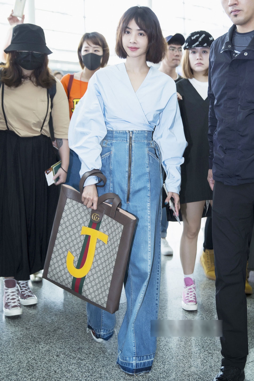 Sao Hoa ngữ với quần jeans phá cách ảnh 1 Sao Hoa ngu voi quan jeans pha cach anh 1
