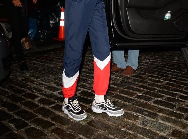 Bella Hadid lang xe nhiet tinh kieu giay tho kech 'cua bo' hinh anh