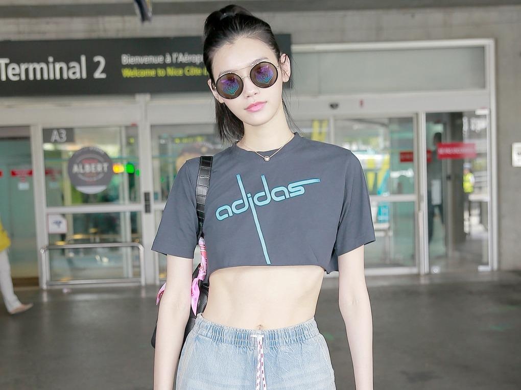 Dien crop top khoe eo thon nhu sieu mau He Mong Dao hinh anh