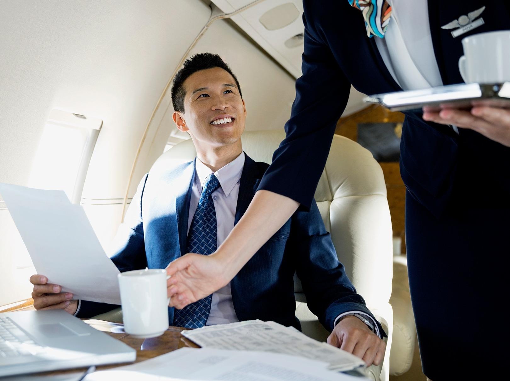 Do uong tren may bay co sach khong? hinh anh