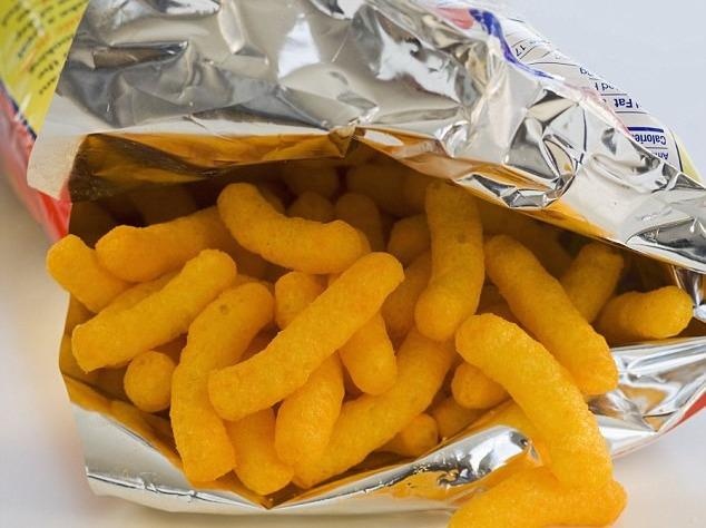 Co gai 17 tuoi bi cat tui mat vi an 4 tui khoai tay chien cay mot tuan hinh anh