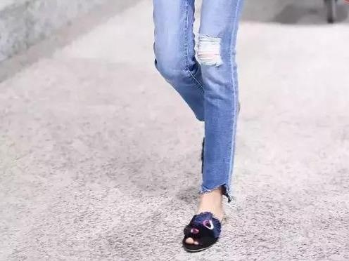 Sao Hoa ngu chuong giay mules ngay he hinh anh