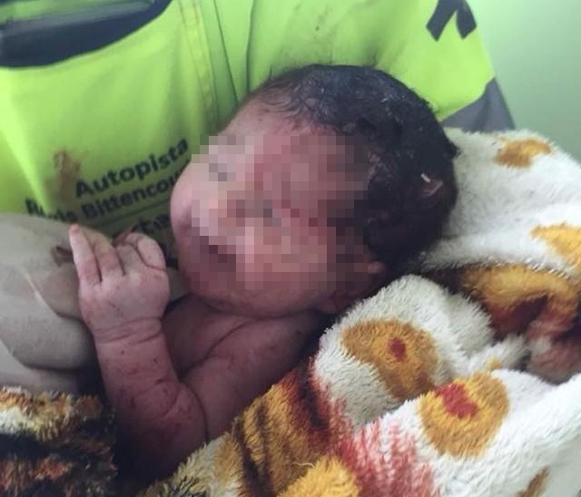 Em be song sot than ky sau khi vang khoi bung me vi tai nan giao thong hinh anh