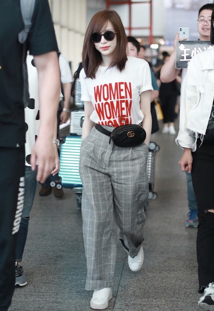 Cach deo tui cua sao Hoa ngu anh 1