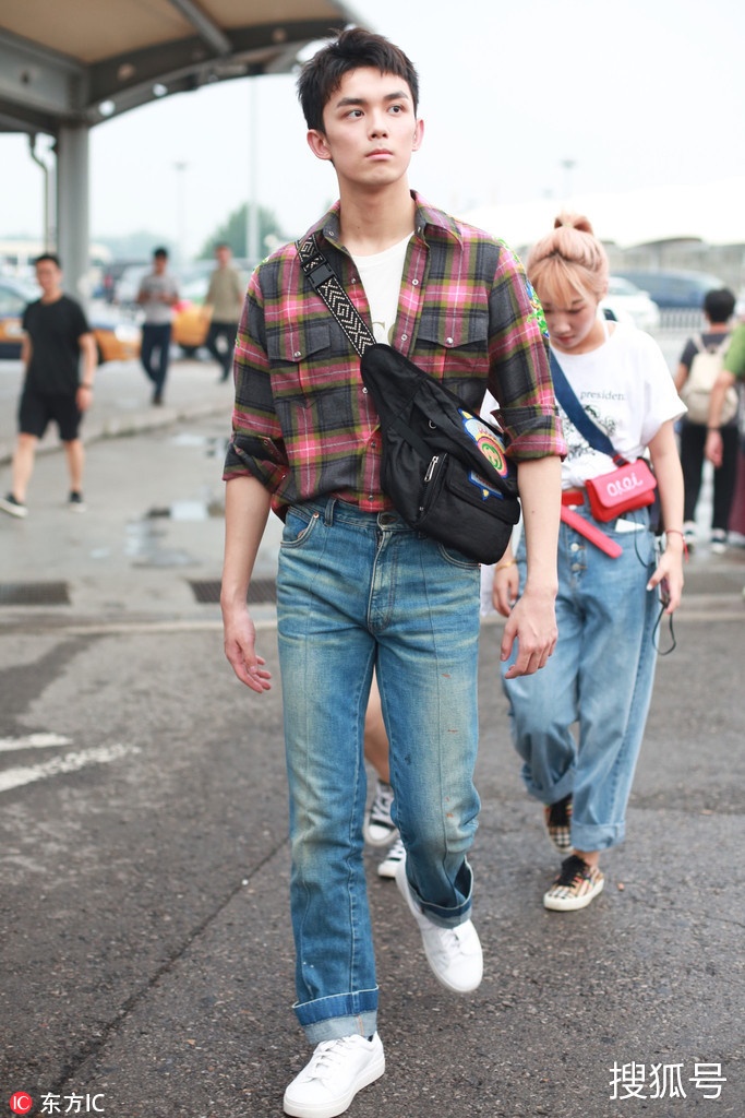 Cach deo tui cua sao Hoa ngu anh 13