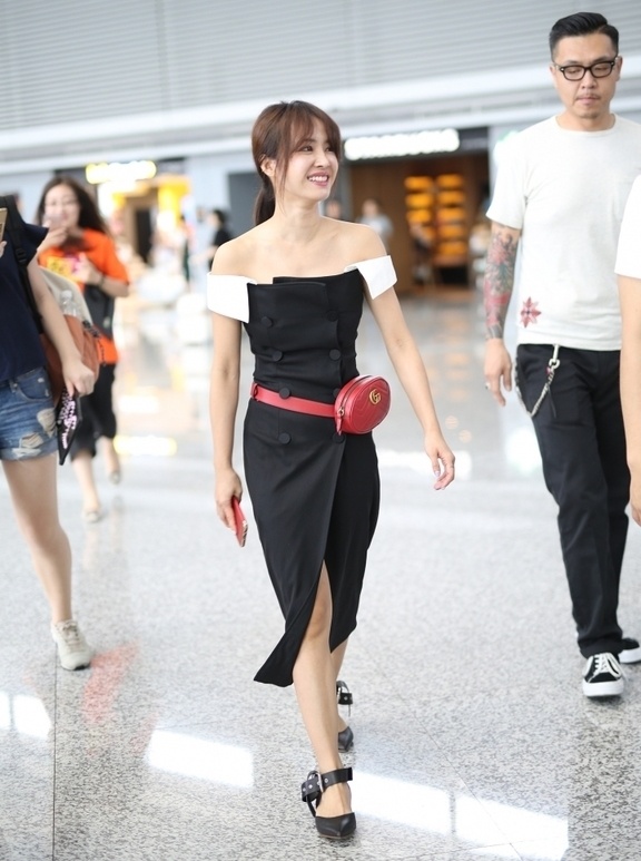 Cach deo tui cua sao Hoa ngu anh 2