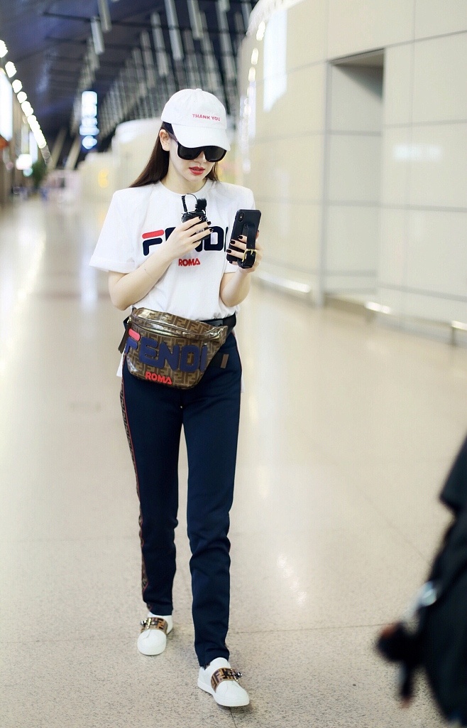 Cach deo tui cua sao Hoa ngu anh 5