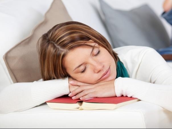 Vi sao ban nen ngu trua moi ngay? hinh anh