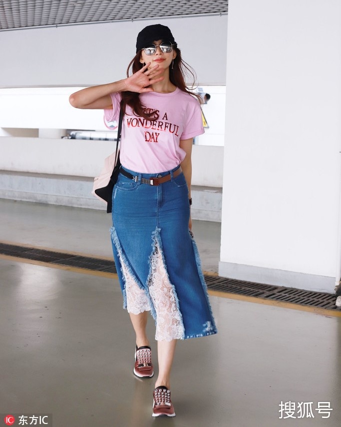 Sao Hoa ngu dien chan vay denim doc dao anh 1