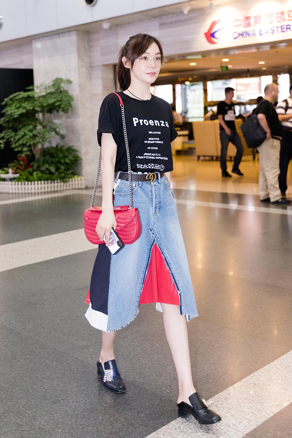 Sao Hoa ngu dien chan vay denim doc dao anh 2