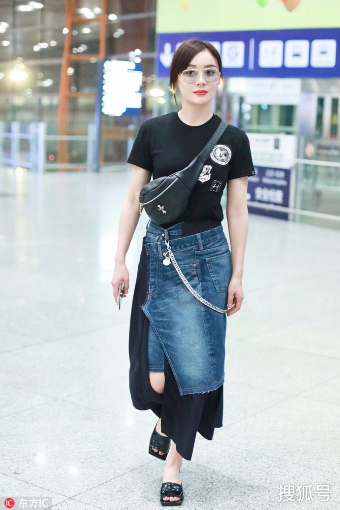 Sao Hoa ngu dien chan vay denim doc dao anh 3