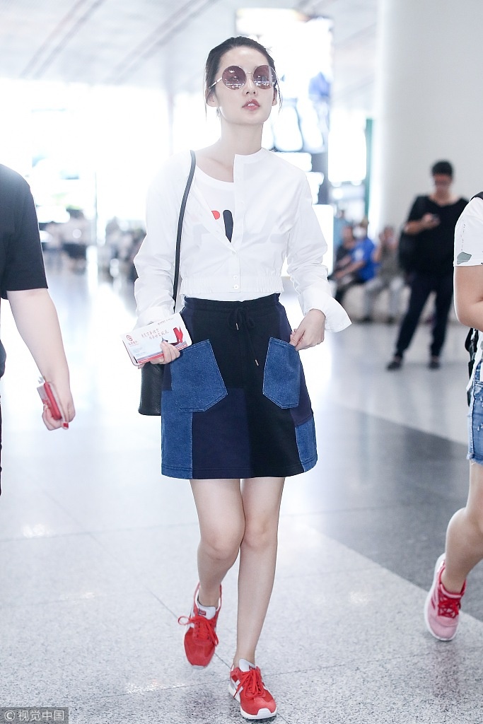 Sao Hoa ngu dien chan vay denim doc dao anh 6