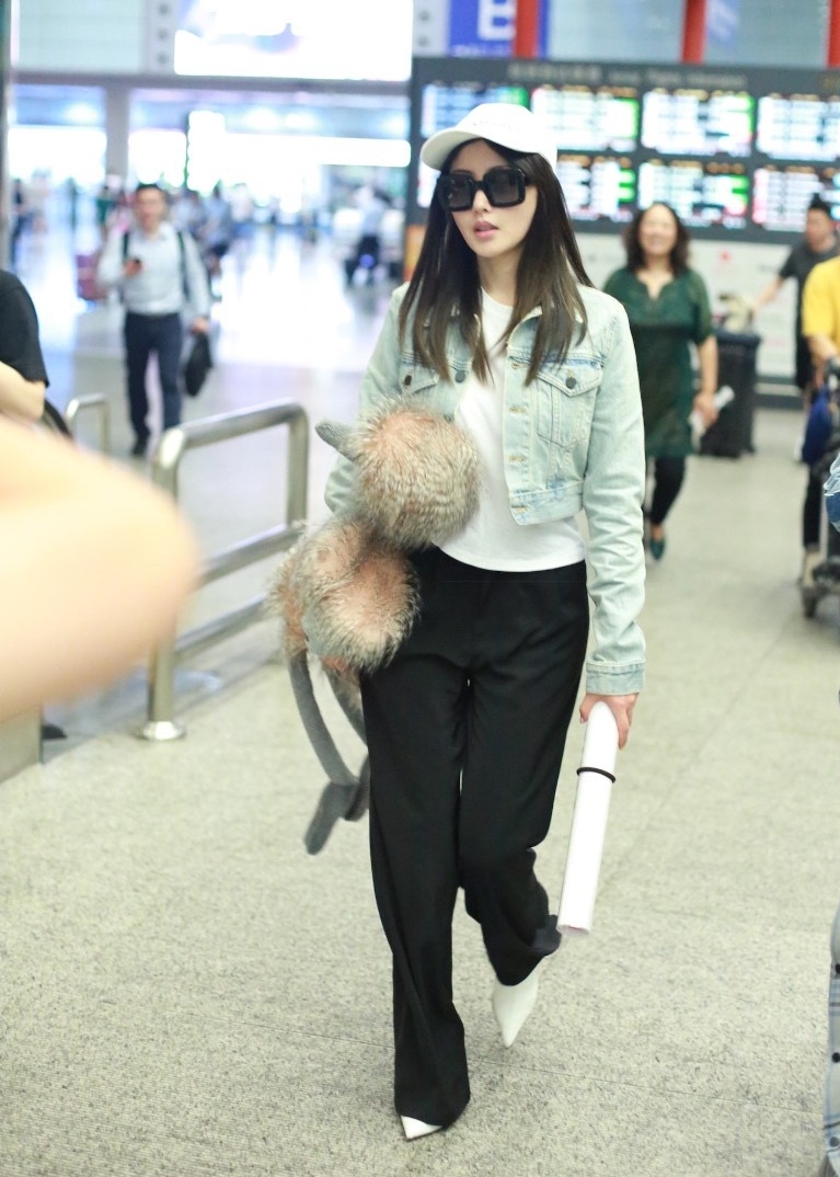 Sao Hoa ngu mac ao khoac denim lung anh 6