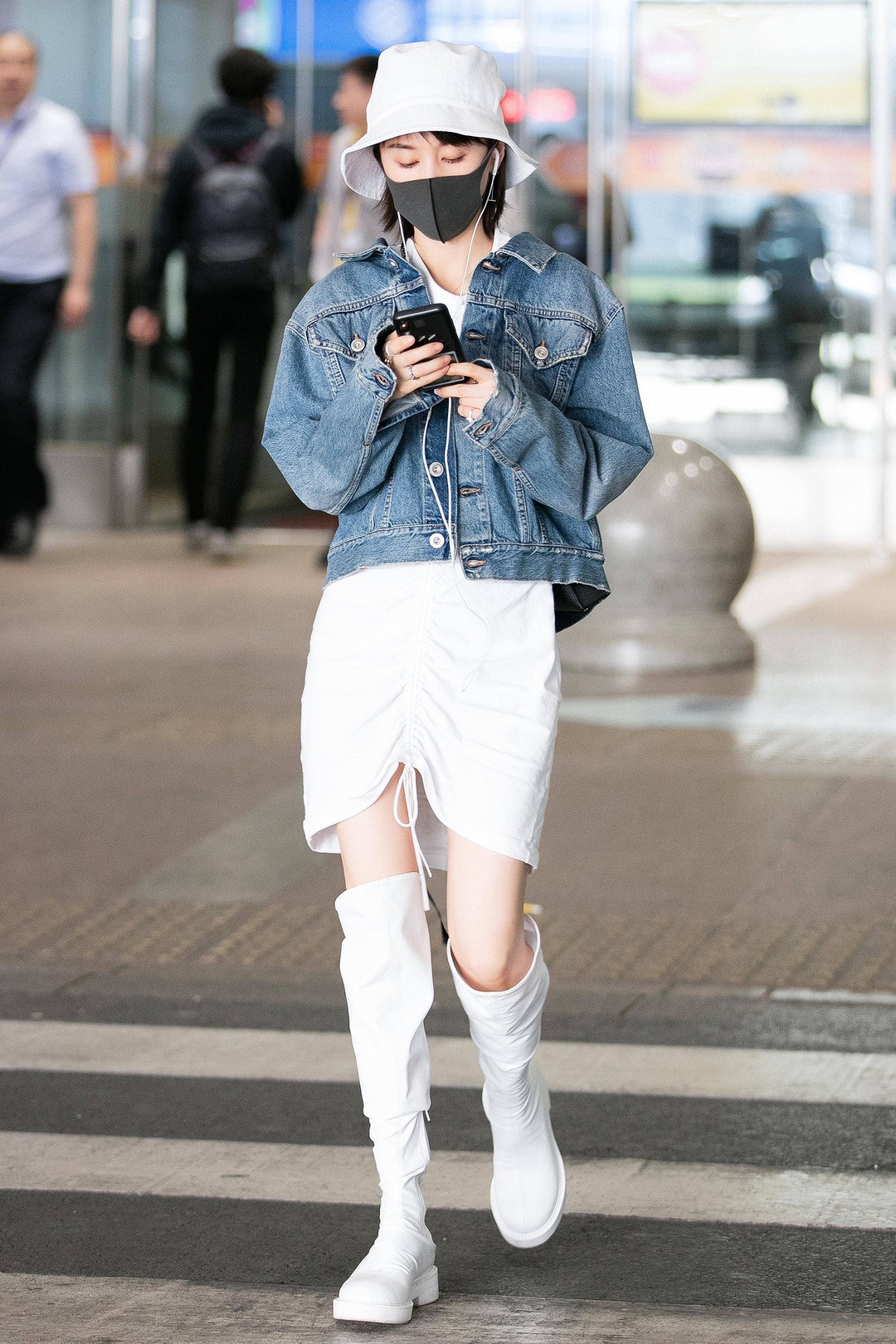 Sao Hoa ngu mac ao khoac denim lung anh 8