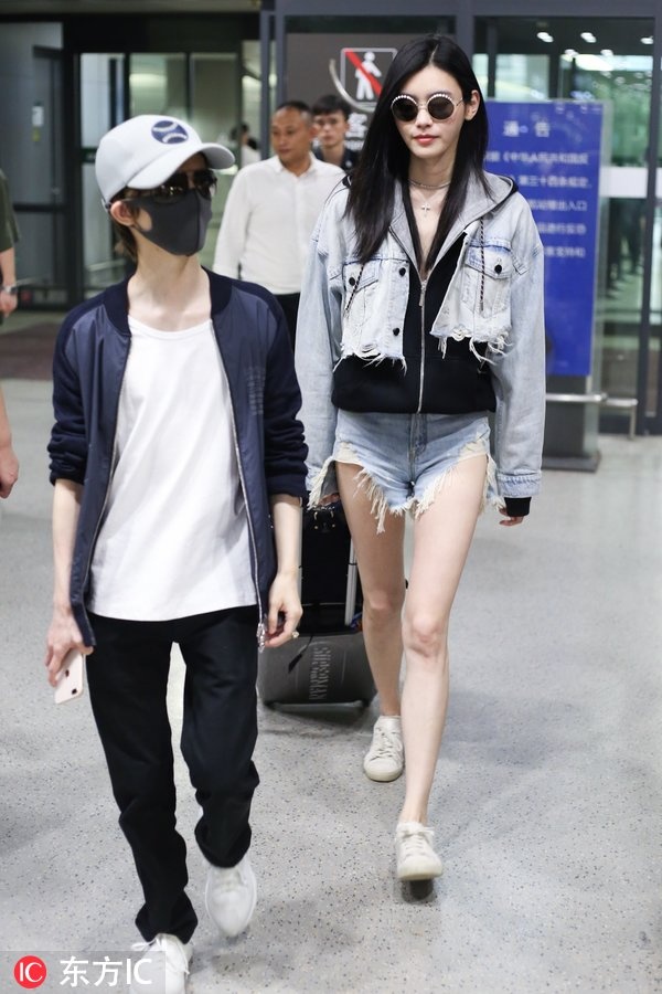 Sao Hoa ngu mac ao khoac denim lung anh 2