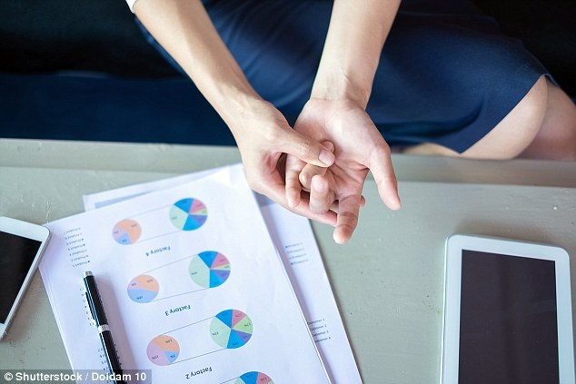 Tai sao giay cat vao tay lai dau hon ca dao cua? hinh anh