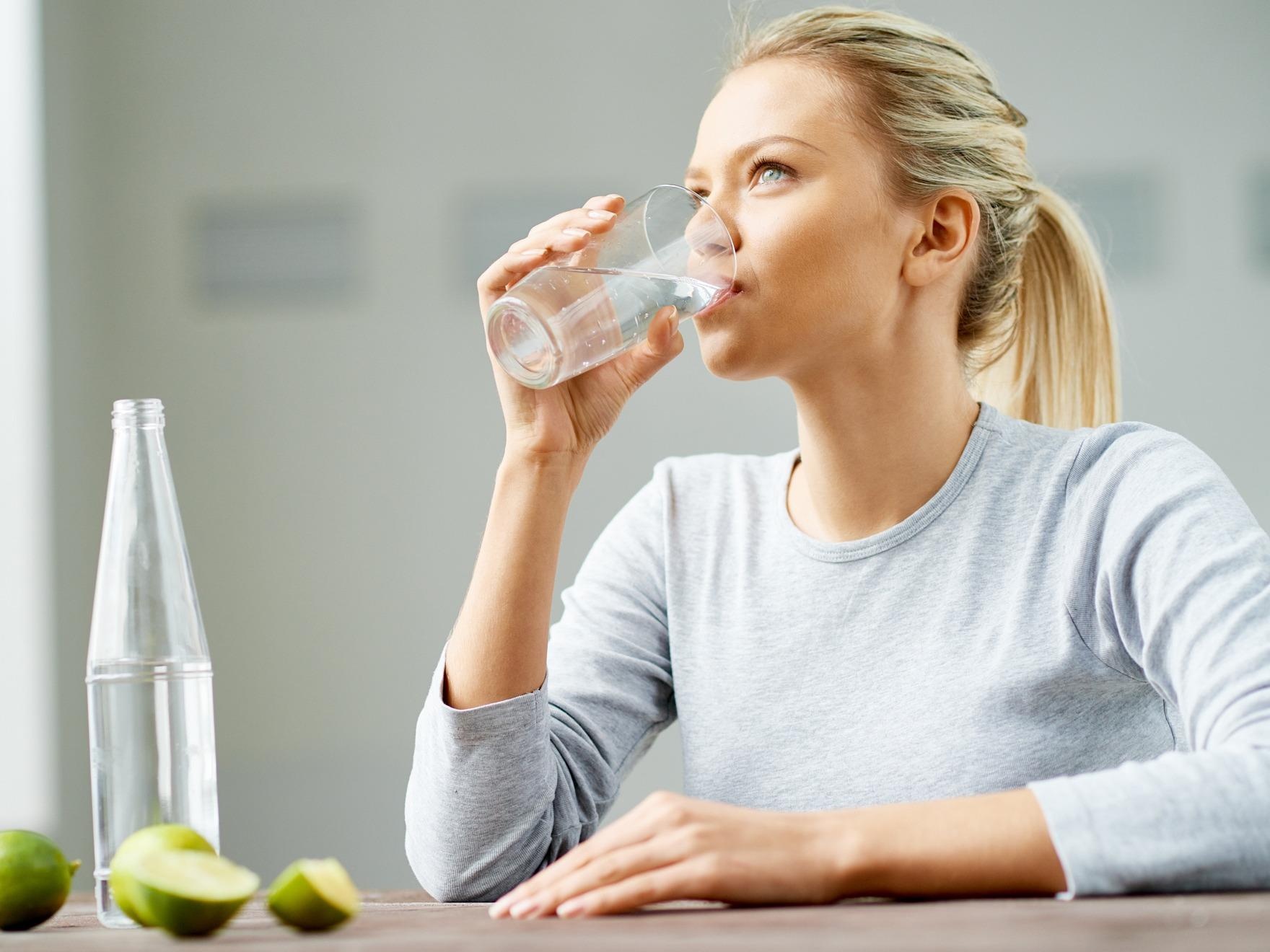 Ban that su can uong bao nhieu nuoc moi ngay? hinh anh