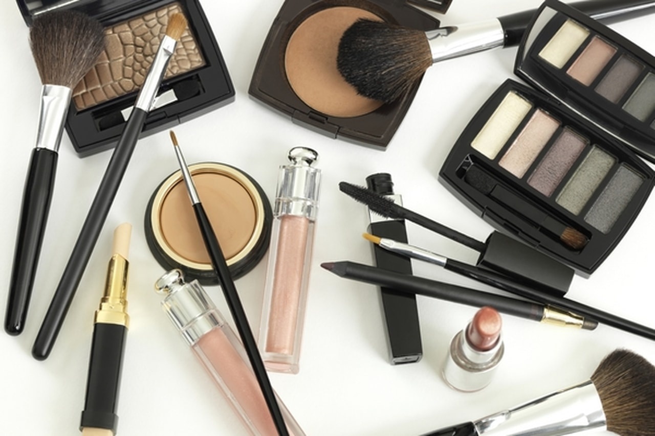 Cach giup ban gai tan dung san pham trang diem gan het hinh anh