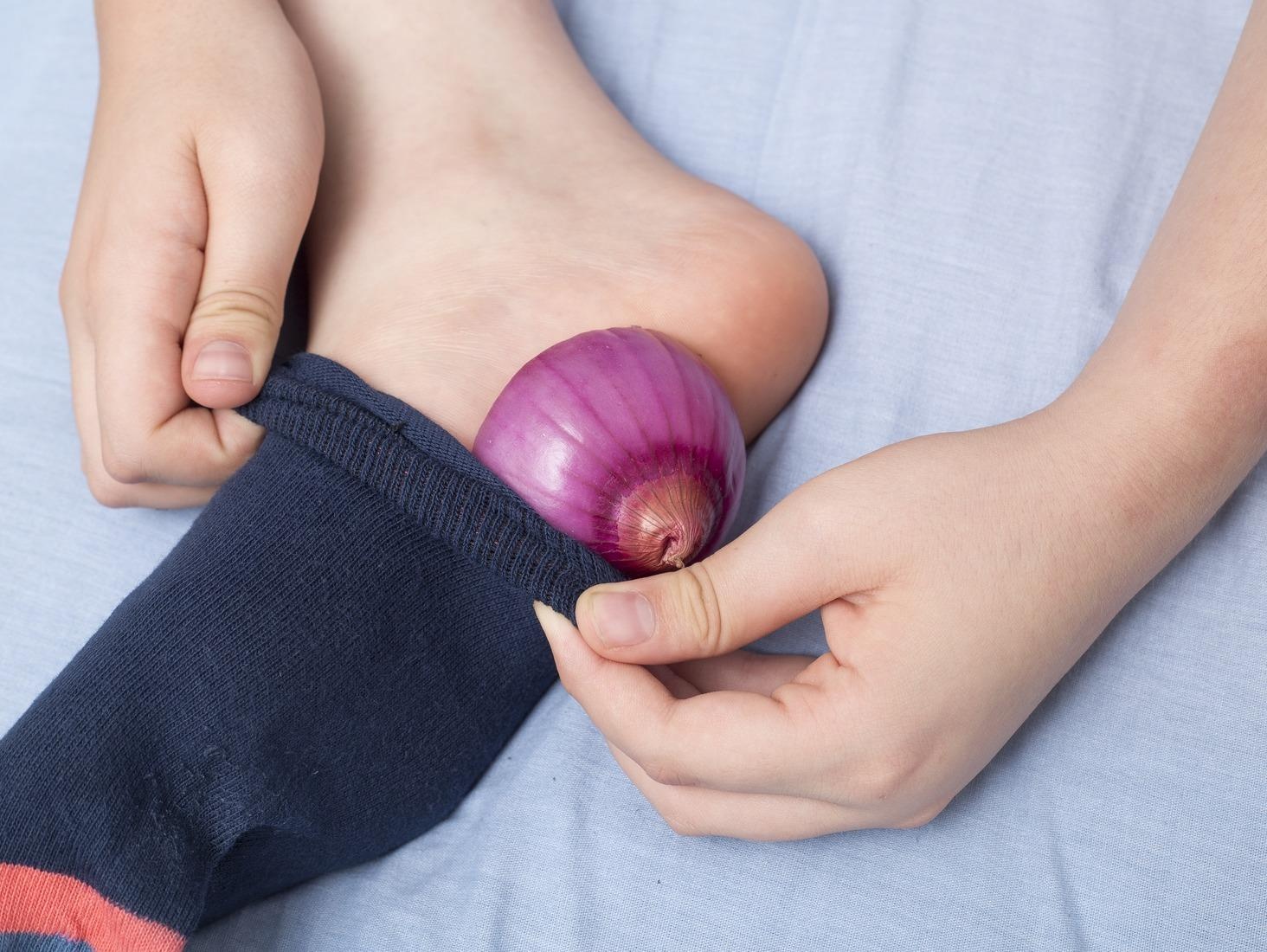 Tac dung khong ngo khi dat hanh tay vao long ban chan qua dem hinh anh