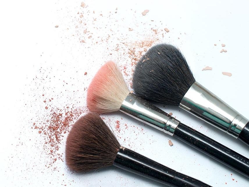 Cach ve sinh co trang diem don gian hinh anh