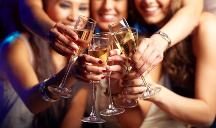 Tai sao phu nu uong ruou de say hon nam gioi? hinh anh