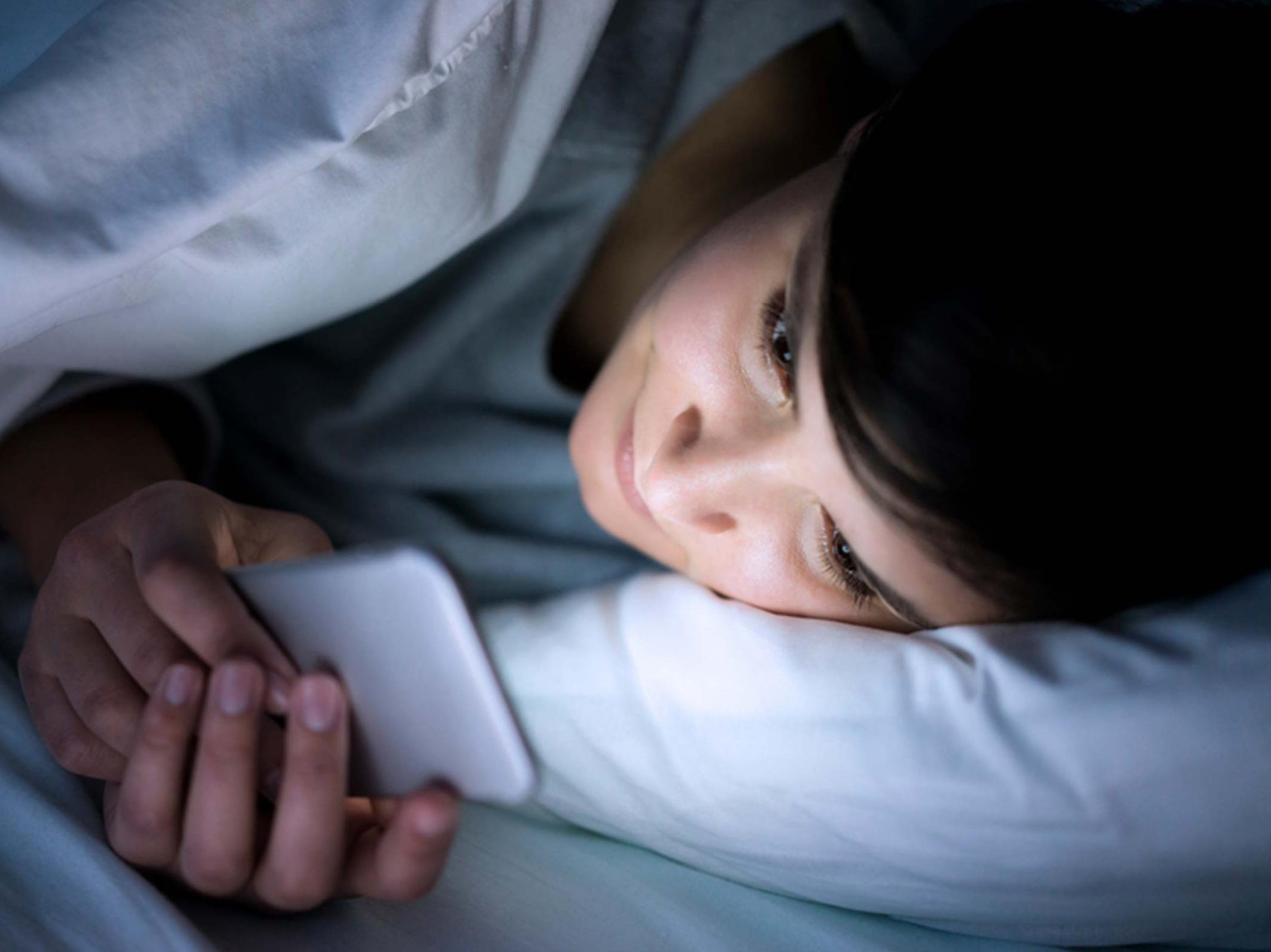 Nhung tac hai tiem an neu dung dien thoai truoc khi ngu hinh anh