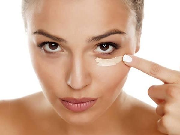 Meo trang diem che quang tham duoi mat hinh anh