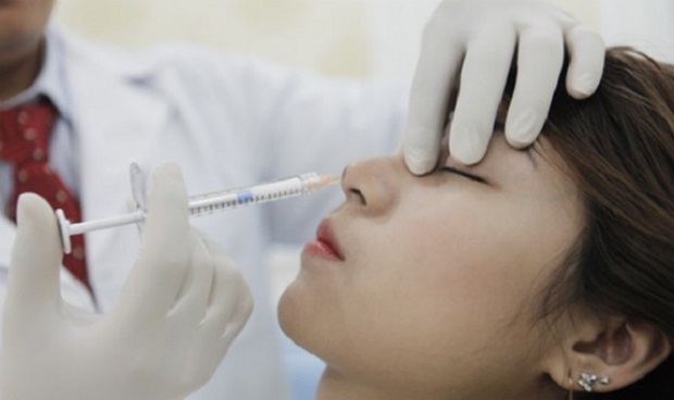 Thieu nu 19 tuoi hoai tu mui vi tiem chat lam day hinh anh