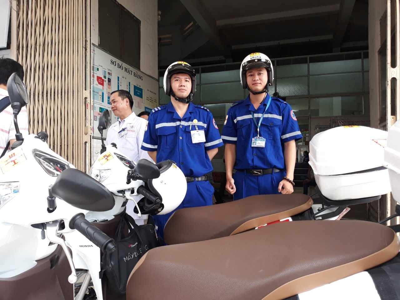 Cap cuu benh nhan o Sai Gon bang xe may hinh anh