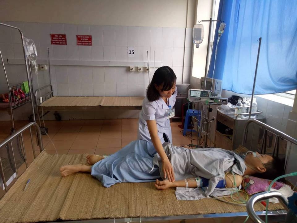 Thoat chet sau khi tu rut thanh go dam xuyen thanh bung hinh anh