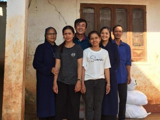 Thay giao cung 7 nguoi than trong gia dinh dang ky hien tang hinh anh