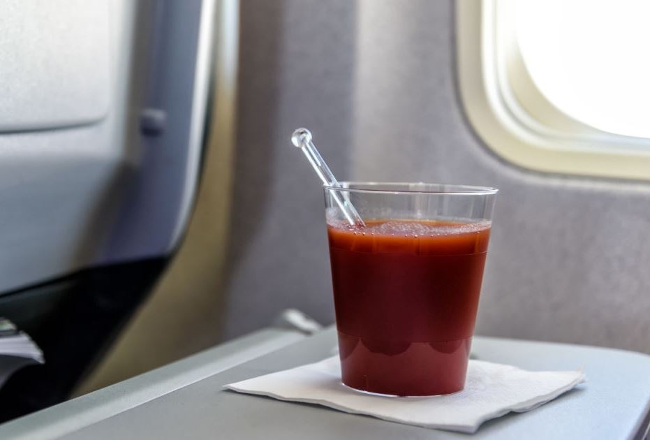 Tai sao nhieu nguoi thich uong nuoc ep ca chua tren may bay? hinh anh