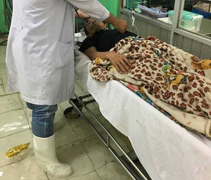 Sai Gon ngap nang, bac si mang ung bi bom loi nuoc cap cuu benh nhan hinh anh