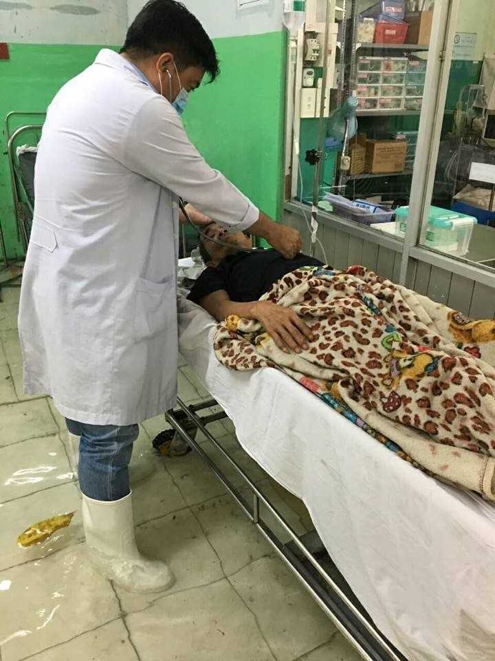 Bác sĩ mang ủng do Sài Gòn ngập nặng ảnh 1 Bac si mang ung do Sai Gon ngap nang anh 1