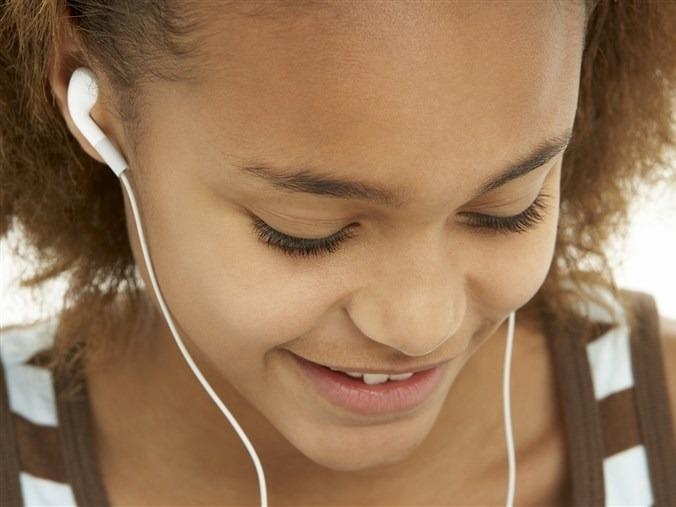 Deo tai nghe qua nhieu gay hai nhu the nao? hinh anh