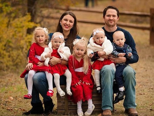 Cap vo chong sinh 5 con trong vong hai nam hinh anh