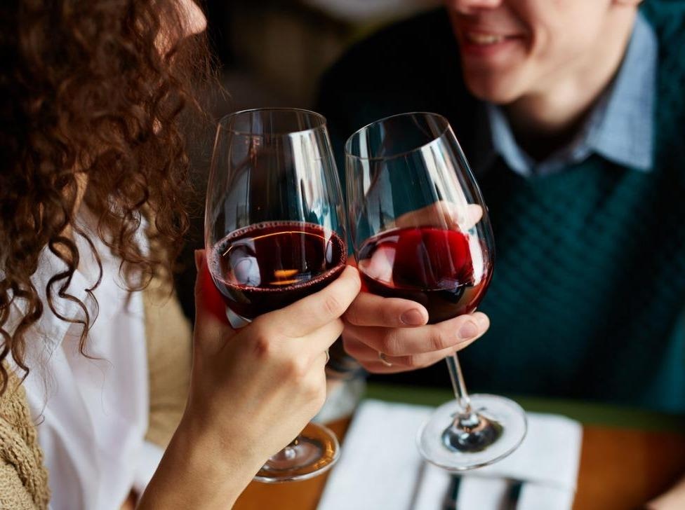 Loi ich khong ngo khi uong ruou vang do hinh anh