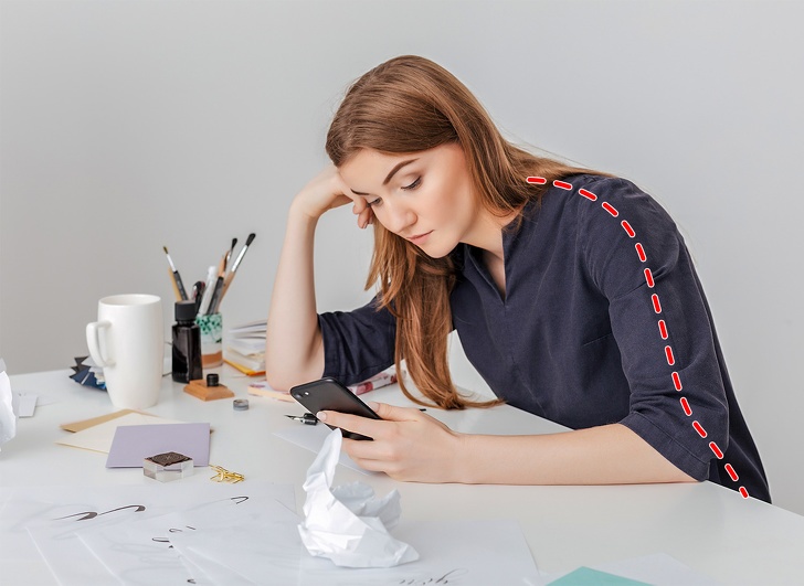 8 thoi quen hang ngay co the gay hai cot song hinh anh