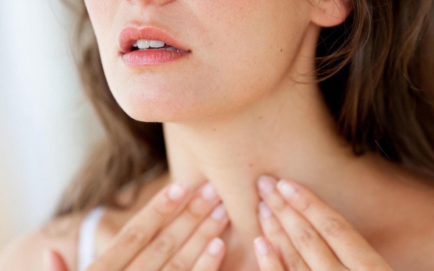 Can trong khi noi hach tren co hoac phia sau tai hinh anh