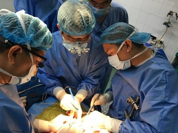 Be trai 2 tuoi bi vo da day do xe may dam hinh anh