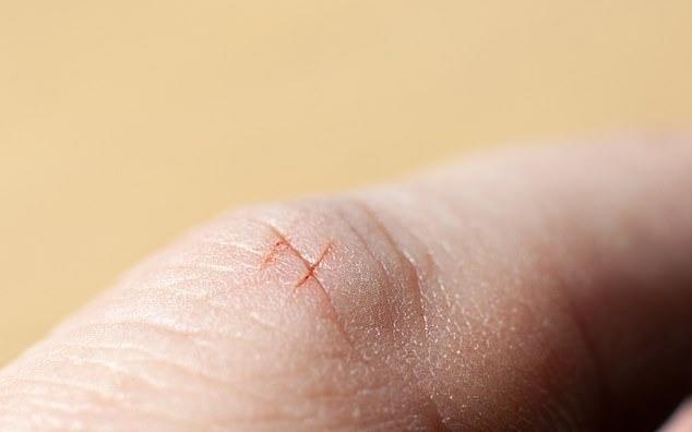 Tai sao giay cat vao tay thuc su rat dau? hinh anh