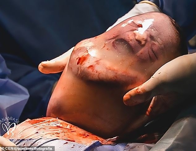 Em be sinh ra con nguyen trong tui oi anh 1