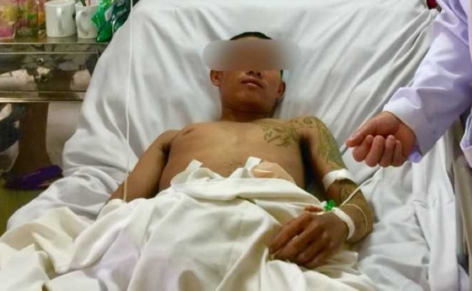 Dai trang dap nat vi bi xe tai ep vao tuong hinh anh