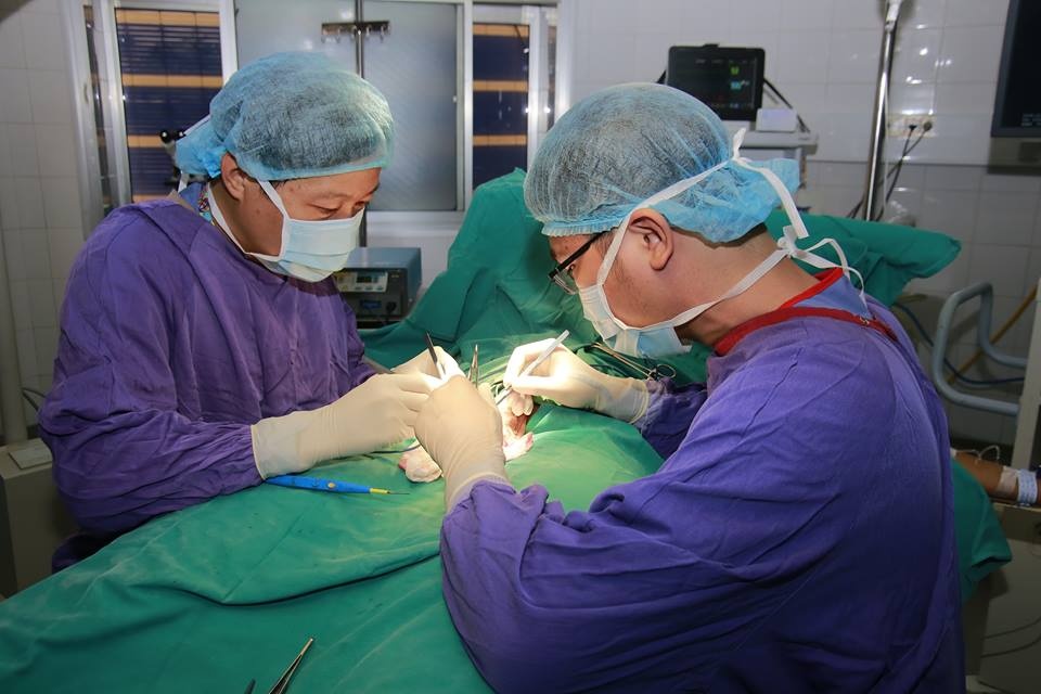 Nam sinh bi vo tinh hoan khi choi bong da hinh anh