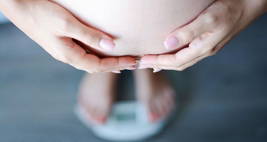 Giúp việc bị sa dạ con vì bế bà cụ quá nhiều ảnh 1 Giup viec bi sa da con vi be ba cu qua nhieu anh 1