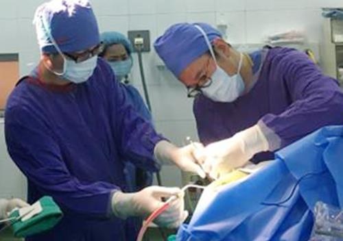 Benh nhan van tinh va hat khi dang mo u nao hinh anh