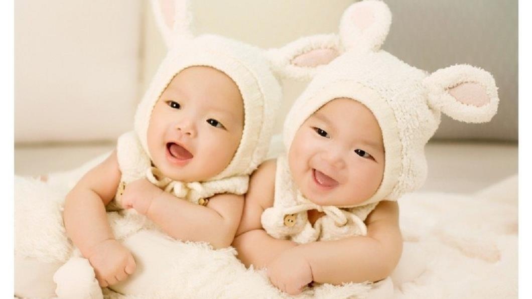 Hy huu anh em sinh doi cung me, khac cha hinh anh