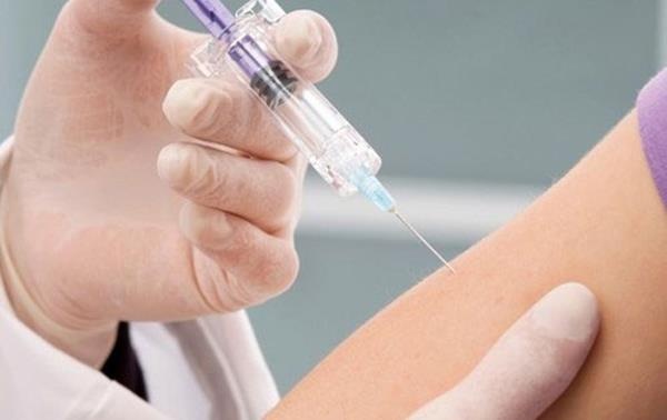 Benh vien ho tro 300 trieu dong vi benh nhan phan ung khi tiem thuoc hinh anh