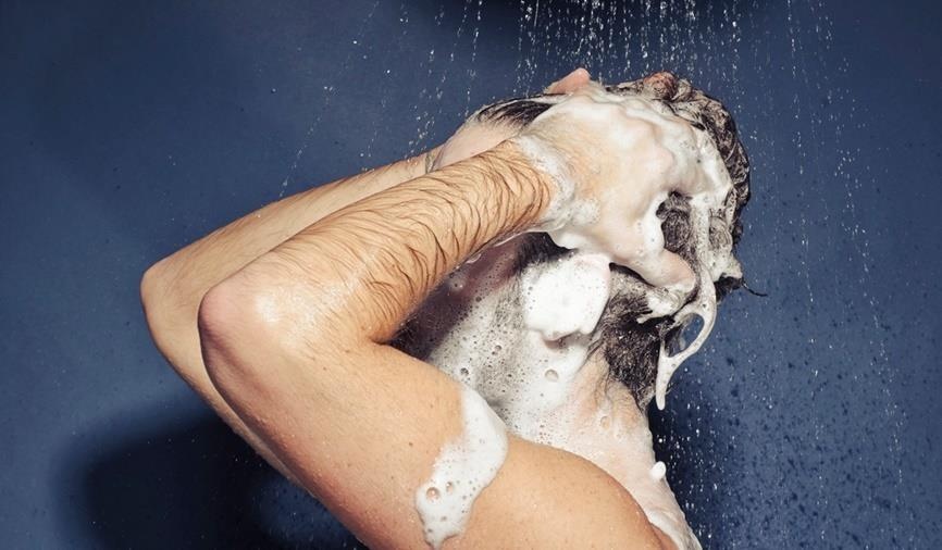 Nguoi dan ong suyt mat mang vi goi dau bang thuoc tru sau hinh anh